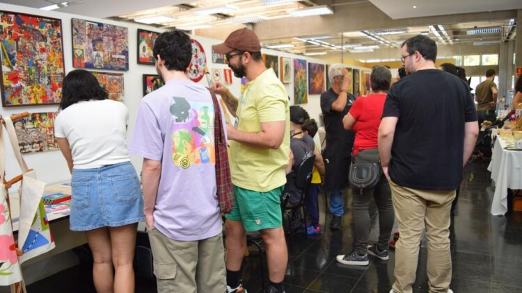 Visitantes conferindo produtos autorais e oficinas artísticas gratuitas