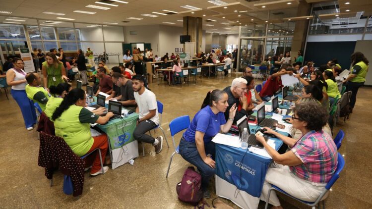 Cadastramento prévio com prioridade para entrevistas em várias áreas como construção, padarias e supermercados