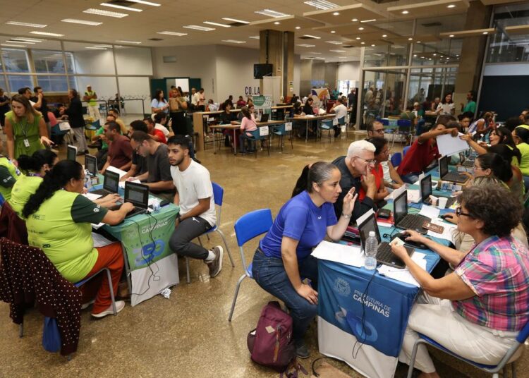 Cadastramento prévio com prioridade para entrevistas em várias áreas como construção, padarias e supermercados
