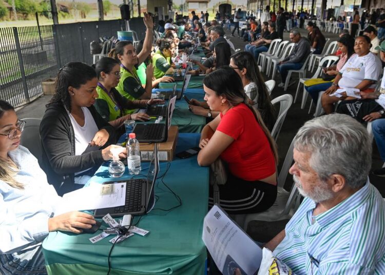 Jovens recebem informações sobre aprendizagem profissional e qualificação