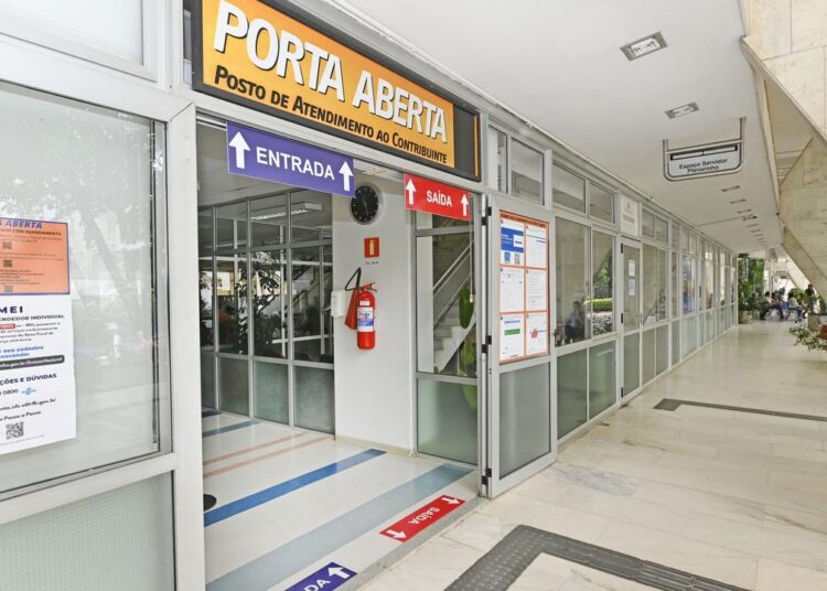 atendimento por ordem de chegada no Feirão do Refis no Paço Municipal