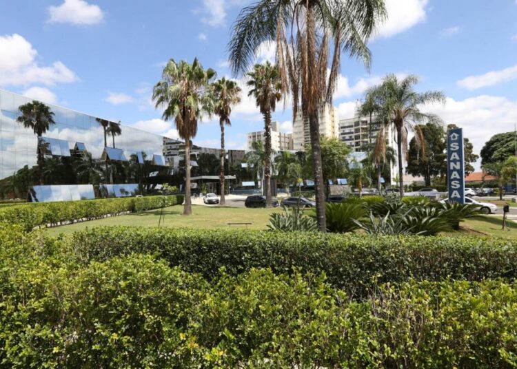 Brinquedos, food trucks e barraca de bebidas na festa