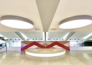 Encontro com profissionais da educação, especialistas, gestores públicos e representantes de empresas no fórum
