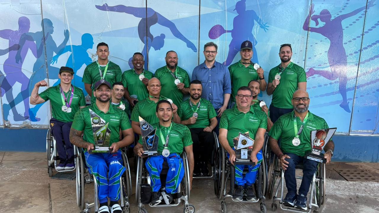 Trofeu de Melhor Técnico conquistado pelo time de basquete em cadeira de rodas de Campinas