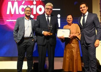 Presidente da Rede Mário Gatti Sérgio Bisogni recebendo prêmio