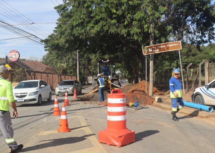 Obras de manutenção em rede de água em via urbana
