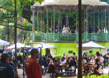 Praça Carlos Gomes com eventos culturais em Campinas