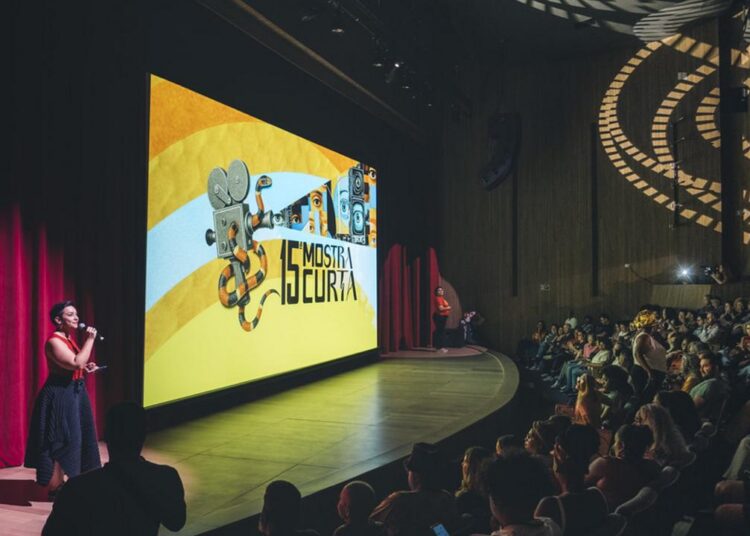 lançamento Mostra Curta 2026 com videomapping, curtas e DJ set