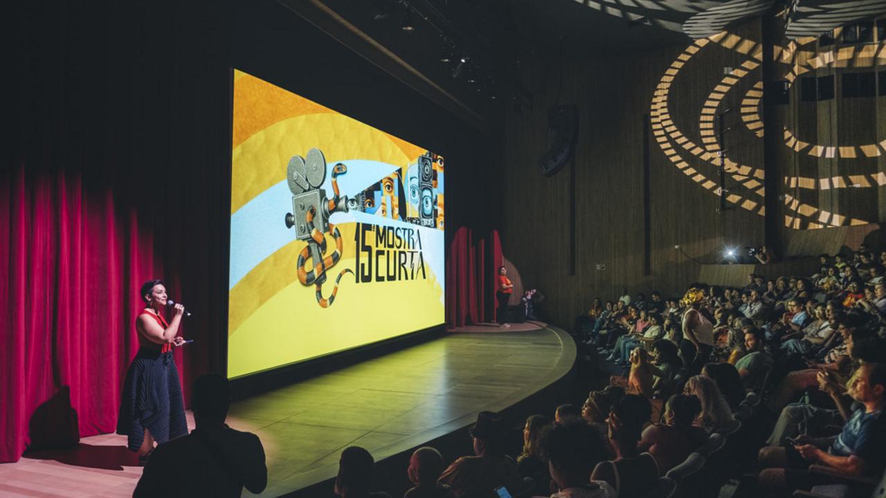 lançamento Mostra Curta 2026 com videomapping, curtas e DJ set