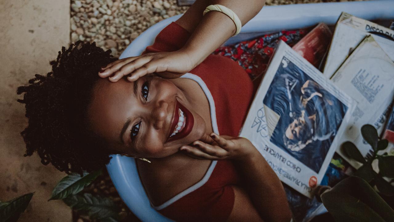 Cantora Bia Lourenço se apresenta no festival