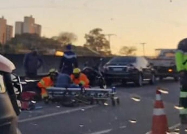 Motociclista atropelado na SP-101 fica ferido