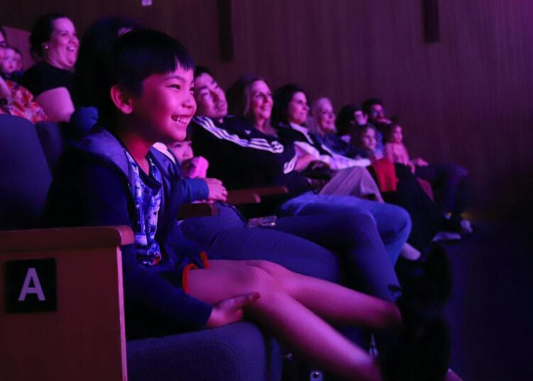 Apresentações de musicais com classificação livre destacam o poder da música no teatro