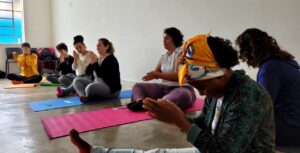 Oficina gratuita une yoga, poesia e sensibilização corporal na Estação Cultura
