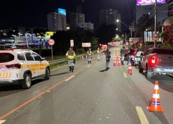 Duas recusas ao teste de bafômetro durante abordagens na blitz