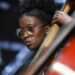 Orquestra com jovens instrumentistas entre 18 e 27 anos em apresentação musical