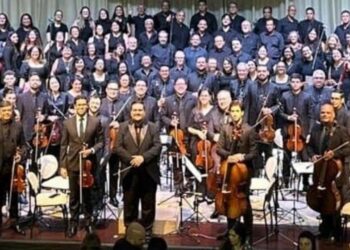 apresentação musical em concerto com músicos e coral