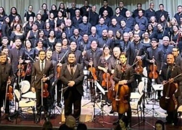 apresentação musical em concerto com músicos e coral