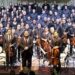 apresentação musical em concerto com músicos e coral