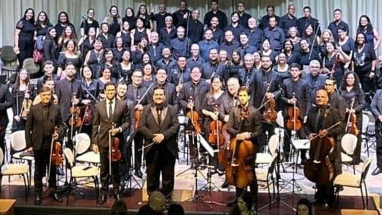 apresentação musical em concerto com músicos e coral