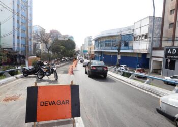 Pavimento de concreto suporta peso e atrito de veículos de grande porte no corredor do BRT
