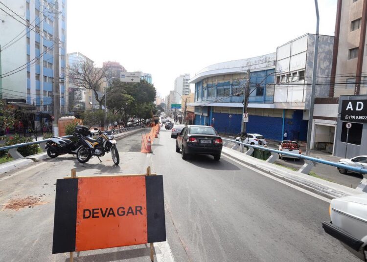 Pavimento de concreto suporta peso e atrito de veículos de grande porte no corredor do BRT