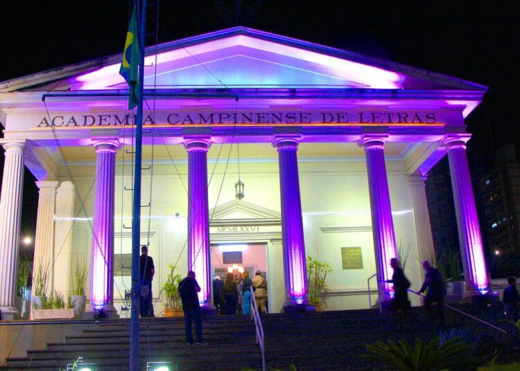 Sessão da peça teatral Amor em Retalhos na Academia Campinense de Letras