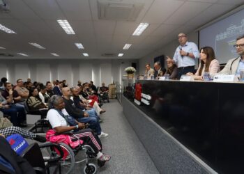 Evento realizado na sede da OAB de Campinas com participantes discutindo esporte