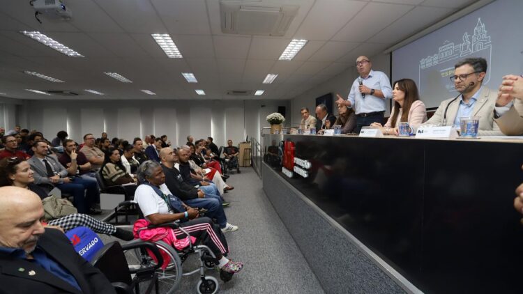 Evento realizado na sede da OAB de Campinas com participantes discutindo esporte