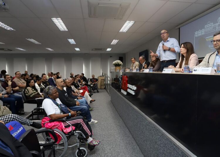 Evento realizado na sede da OAB de Campinas com participantes discutindo esporte