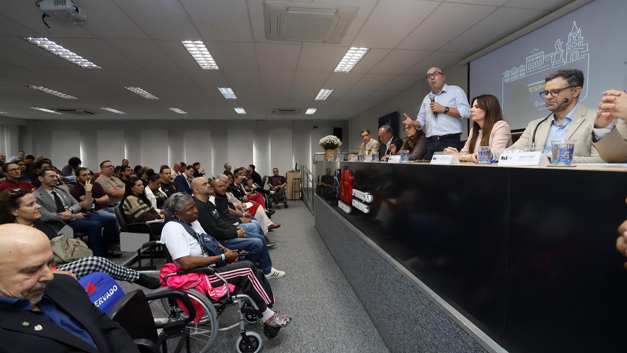 Evento realizado na sede da OAB de Campinas com participantes discutindo esporte