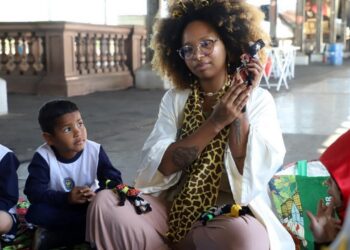 Alunos da educação infantil participando do projeto Rotas Afro na Estação Cultura