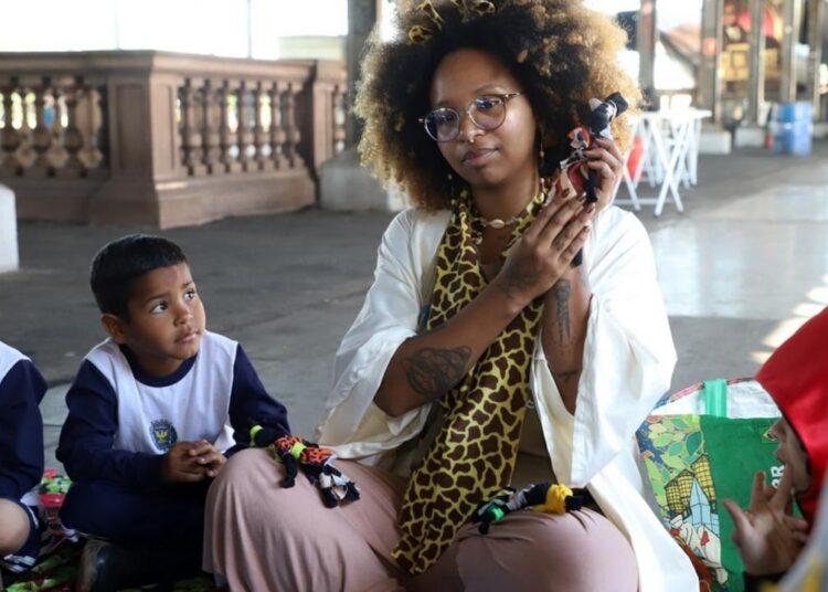 Alunos da educação infantil participando do projeto Rotas Afro na Estação Cultura