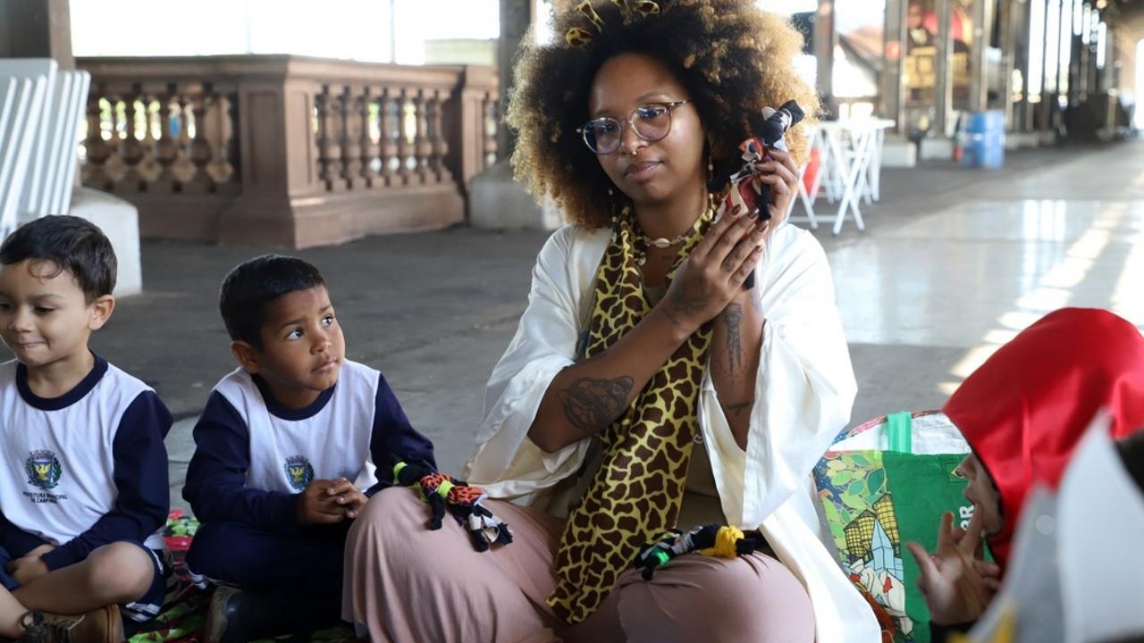 Alunos da educação infantil participando do projeto Rotas Afro na Estação Cultura