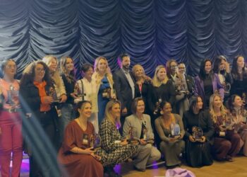 Profissionais da rede de enfrentamento da violência contra as mulheres homenageadas com titular da Secretaria de Políticas para as Mulheres de Campinas