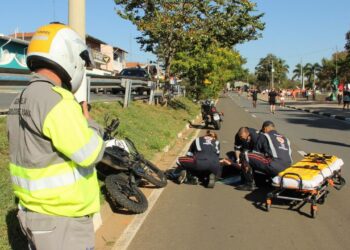 Simulado de vítima de trânsito para conscientização na praça Arautos da Paz