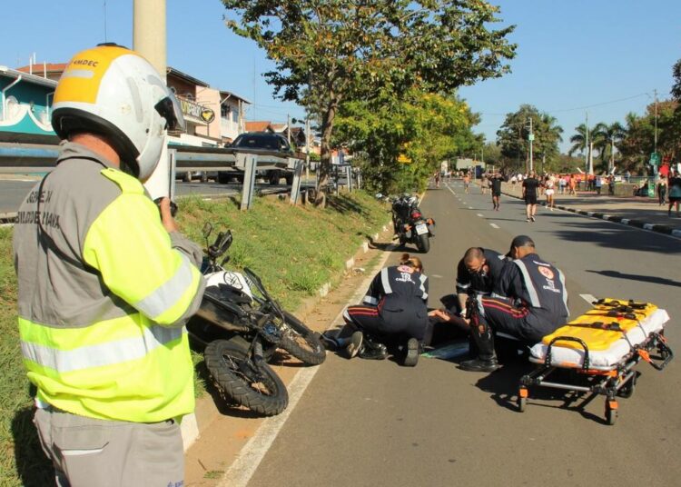 Simulado de vítima de trânsito para conscientização na praça Arautos da Paz