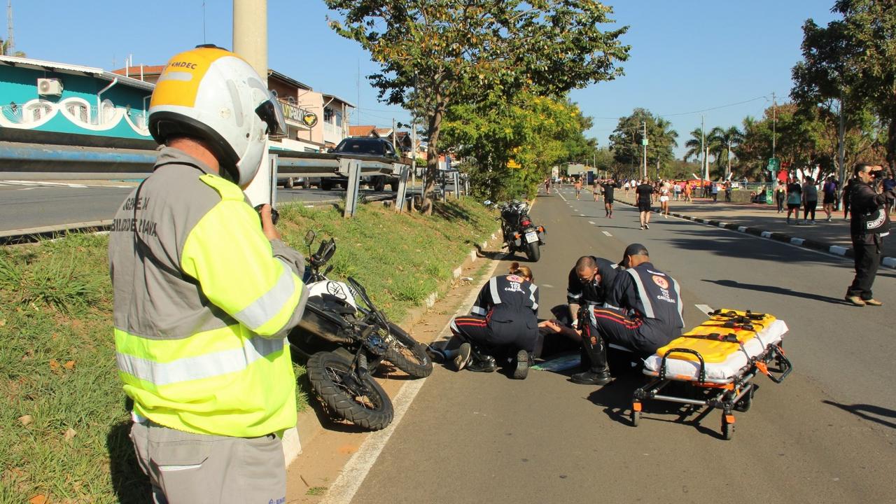 Simulado de vítima de trânsito para conscientização na praça Arautos da Paz
