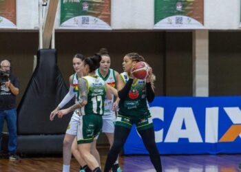 Meninas de Campinas lutando no jogo final