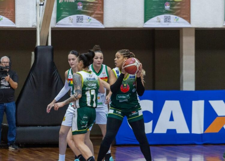 Meninas de Campinas lutando no jogo final