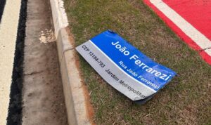 Vandalismo danifica placas de ruas e compromete identificação em Hortolândia