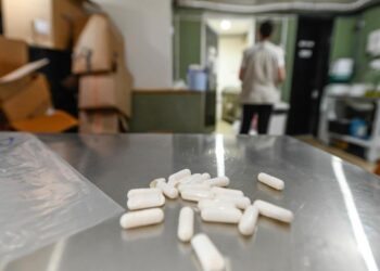 pessoa registrando denúncia sobre irregularidade sanitária