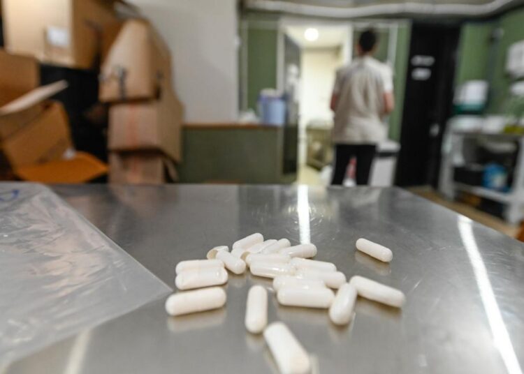 pessoa registrando denúncia sobre irregularidade sanitária