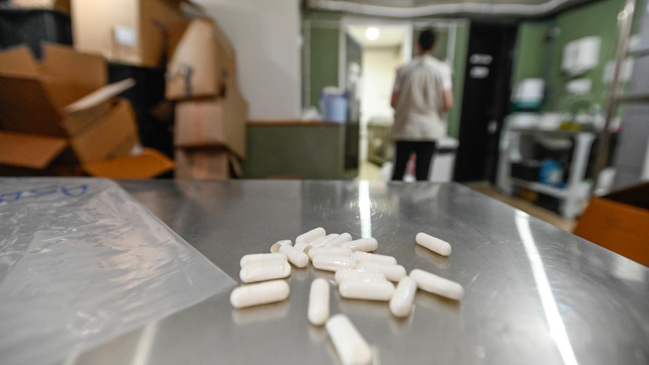 pessoa registrando denúncia sobre irregularidade sanitária