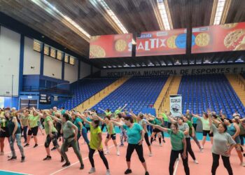 Participantes animados na aula de ritmos durante a Virada Esportiva