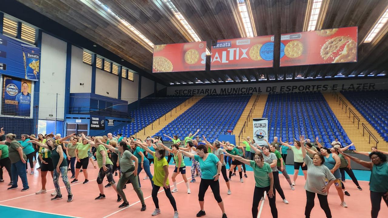 Participantes animados na aula de ritmos durante a Virada Esportiva