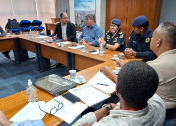 Vice-prefeito e secretário de Segurança Pública conversam com guardas municipais em reunião