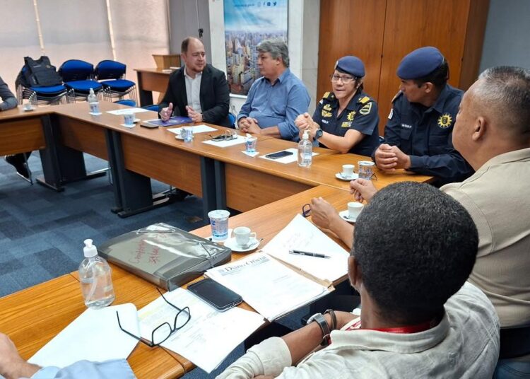 Vice-prefeito e secretário de Segurança Pública conversam com guardas municipais em reunião