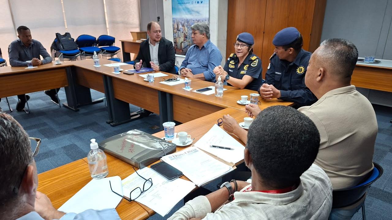 Vice-prefeito e secretário de Segurança Pública conversam com guardas municipais em reunião