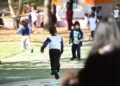 Crianças brincam em CEI com novas admissões na Educação