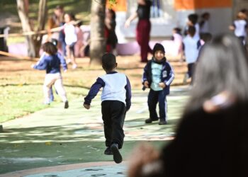 Crianças brincam em CEI com novas admissões na Educação